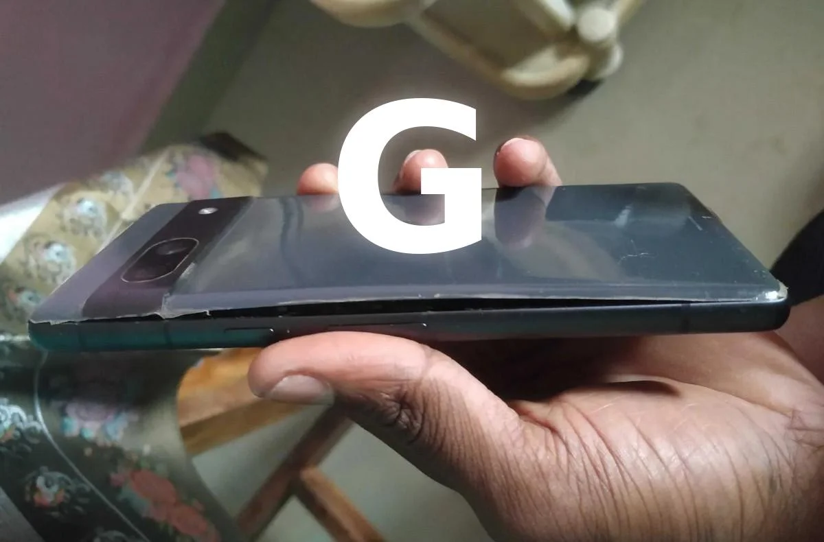 Google Pixel 7a a nafouknutá baterie