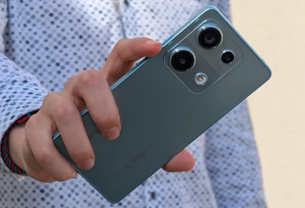redmi note 14s modra zadni strana v ruce cela