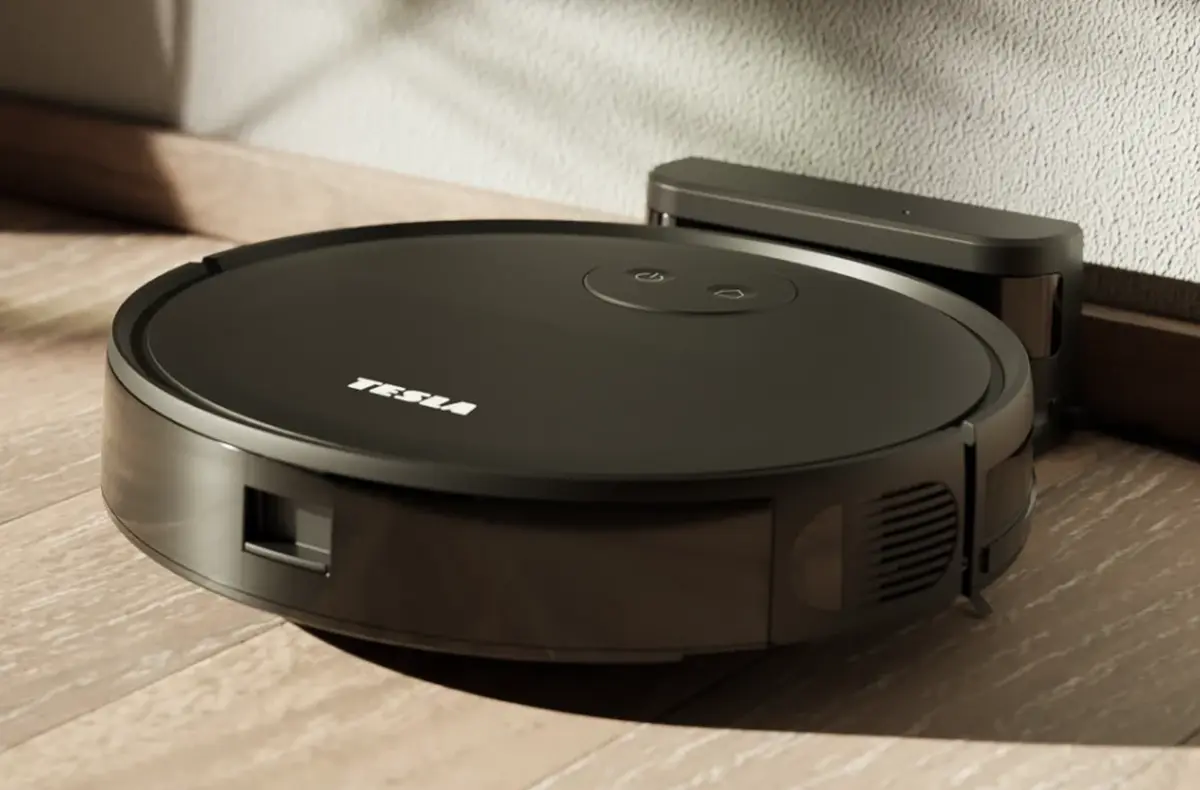 Tesla Smart Robot Vacuum AI100 v dokovaci stanici zblizka