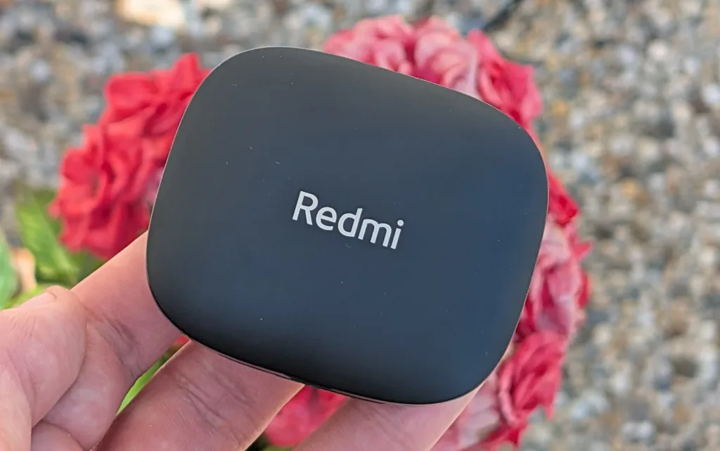 xiaomi redmi buds 6 krabicka v ruce cervena kvetina