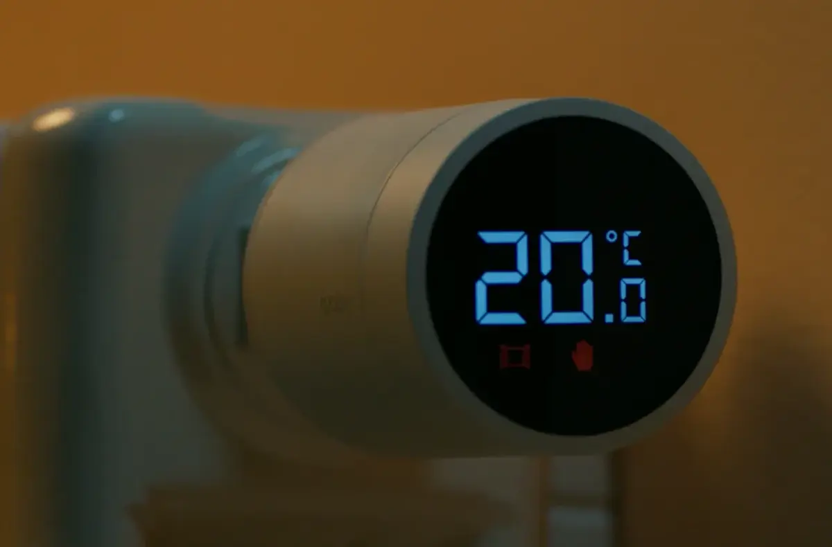 AQARA Radiator Thermostat E1 na radiatoru displej