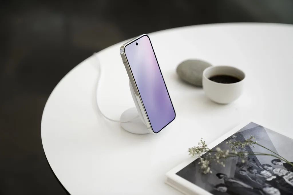 Pixelsnap_Charger_With_Stand_Lifestyle2
