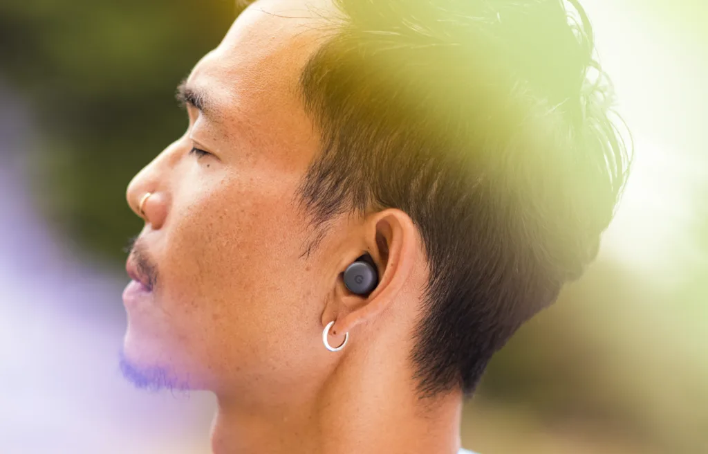 google pixel buds 2a hazel v uchu