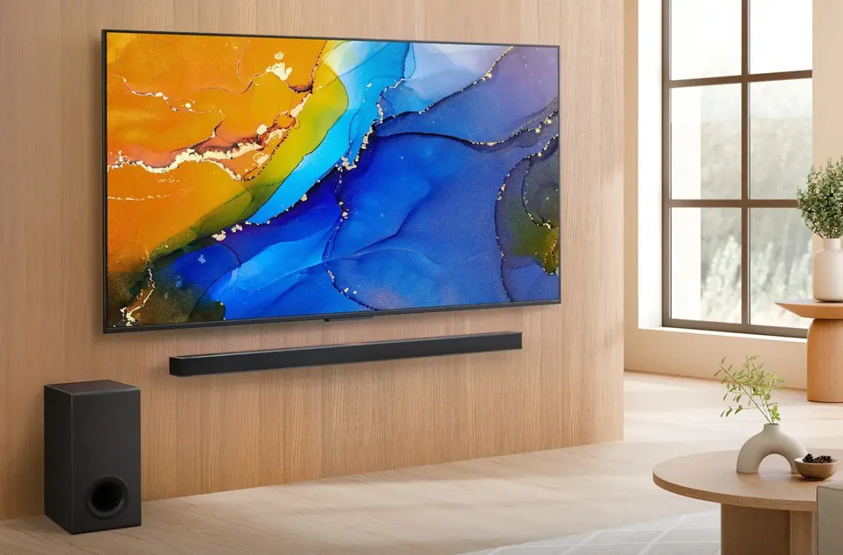 LG 55QNED82A6B se soundbarem v obyvaku
