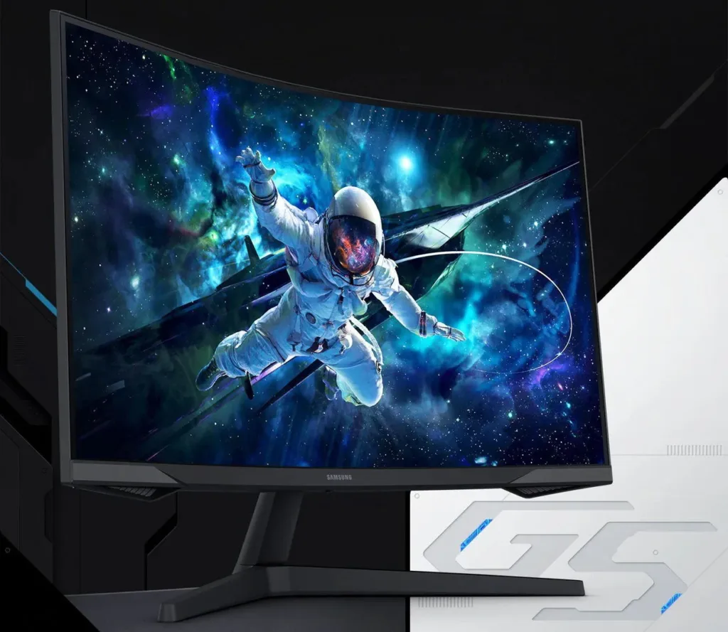 Samsung Odyssey G55C oficialni z boku cernobile pozadi