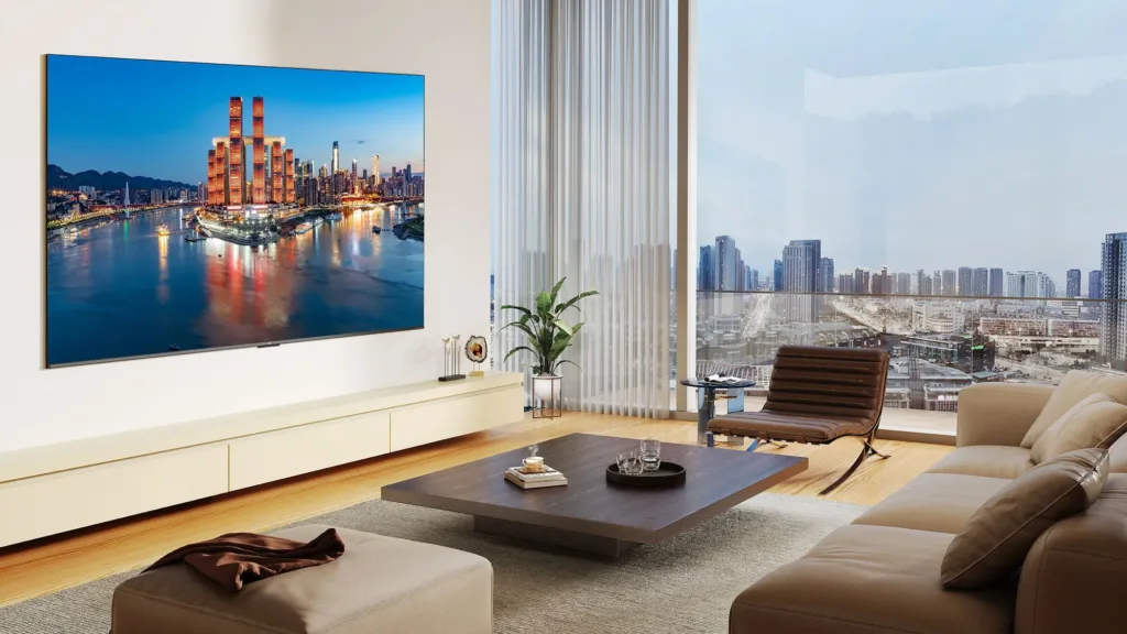 TCL 75C7K v obyvaku s vyhledem