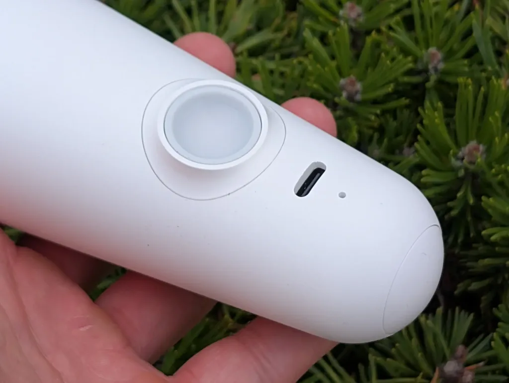 Xiaomi Flexible Rechargeable Lamp spodni strana konstrukce v ruce