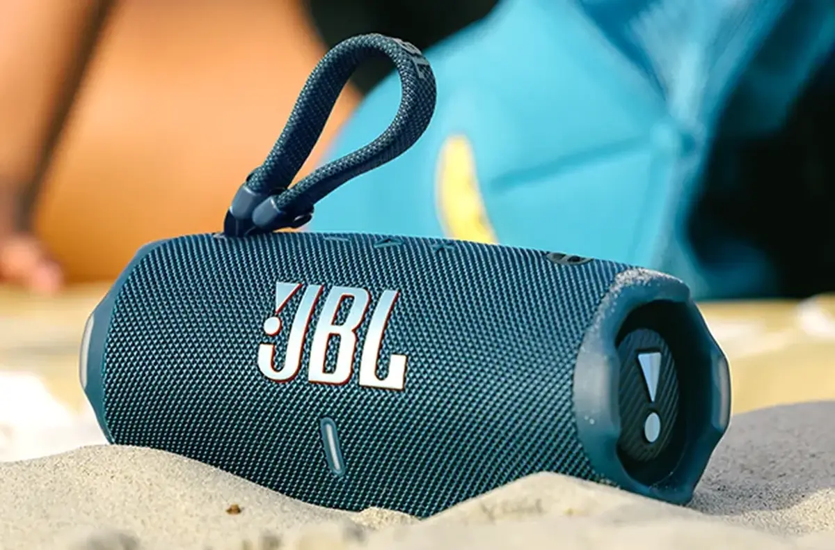 jbl charge 6 modra v pisku na plazi