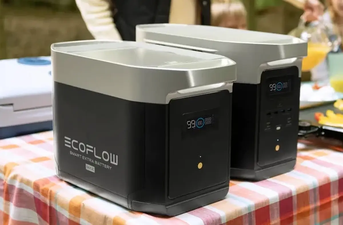 EcoFlow DELTA MAX na stole s jidlem