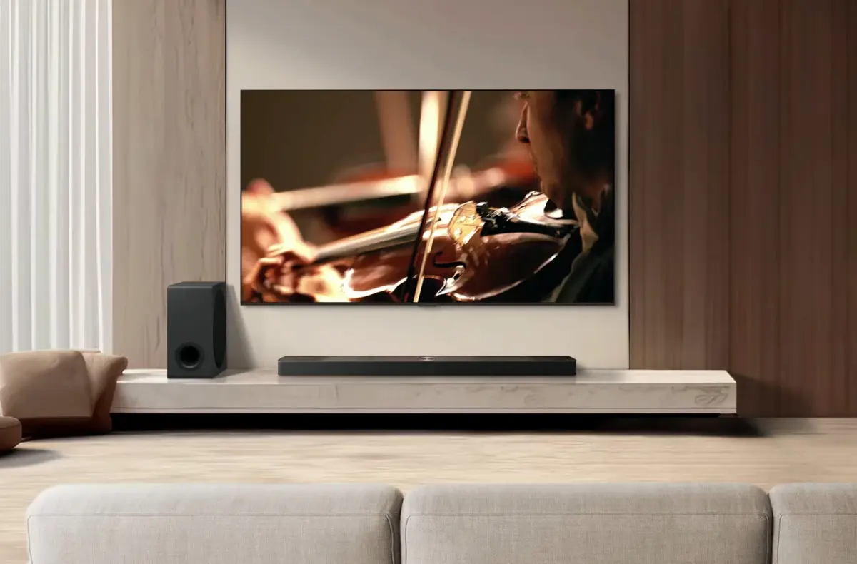 LG S80TR u televize v obyvaku