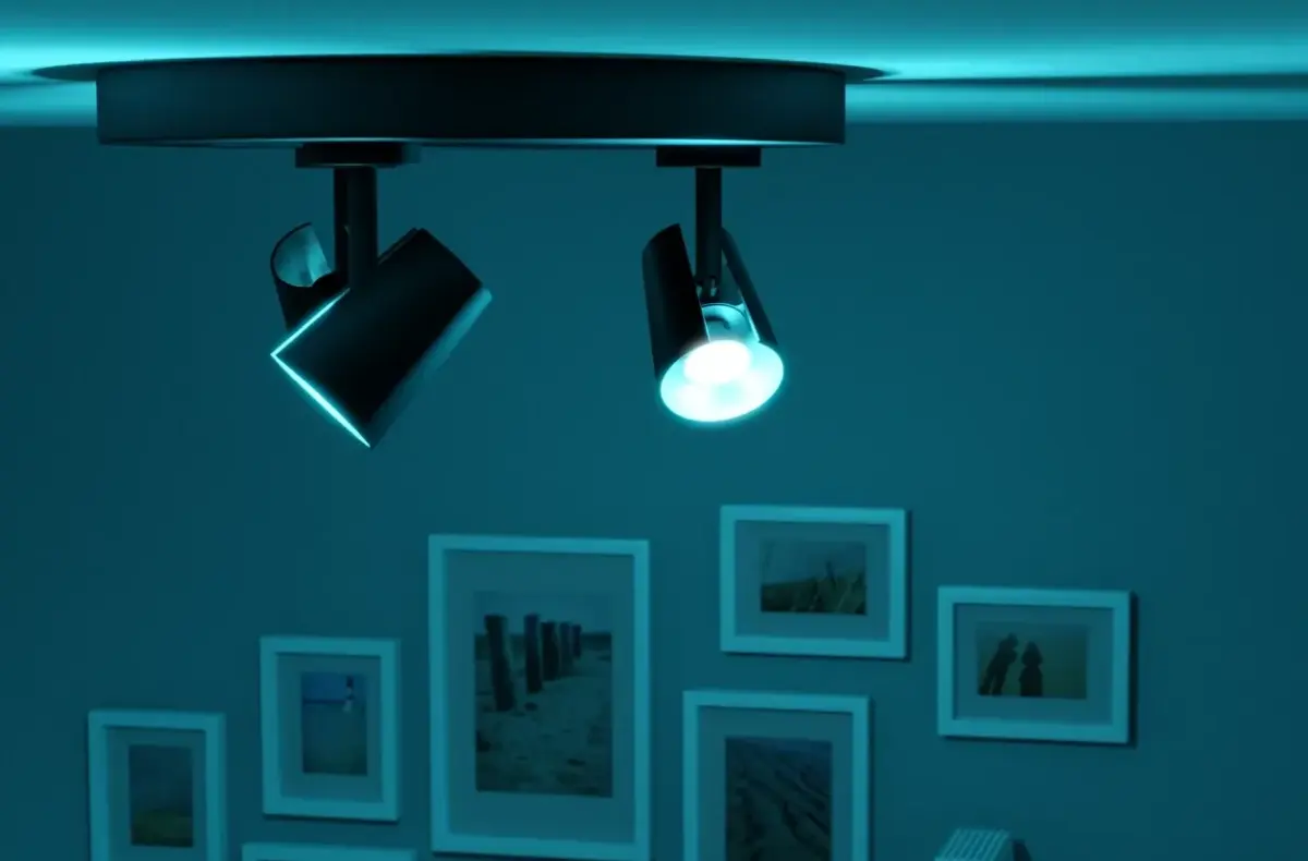 TechToy Smart Bulb RGB 45W GU10 v mistnosti modra