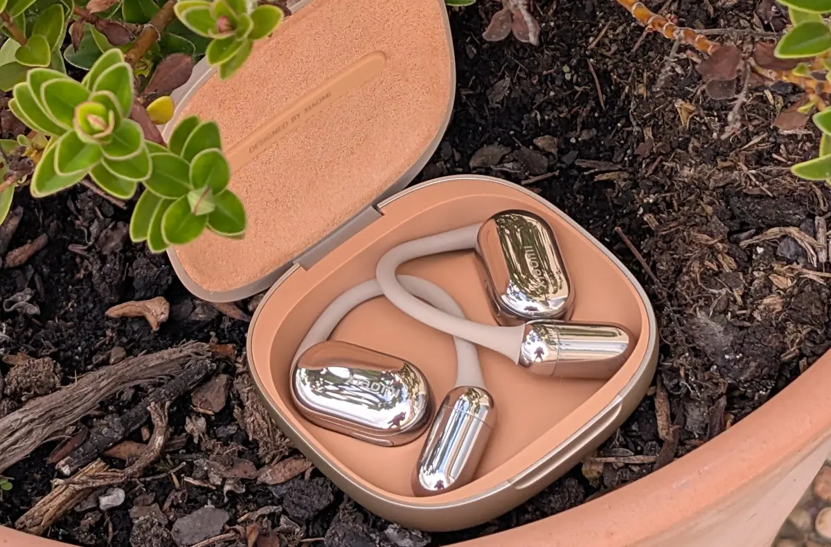 xiaomi openwear stereo pro otevrena krabicka v kvetinaci