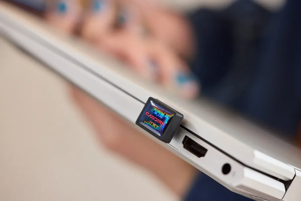 Sandisk Extreme Fit USB C v zavrenem notebooku