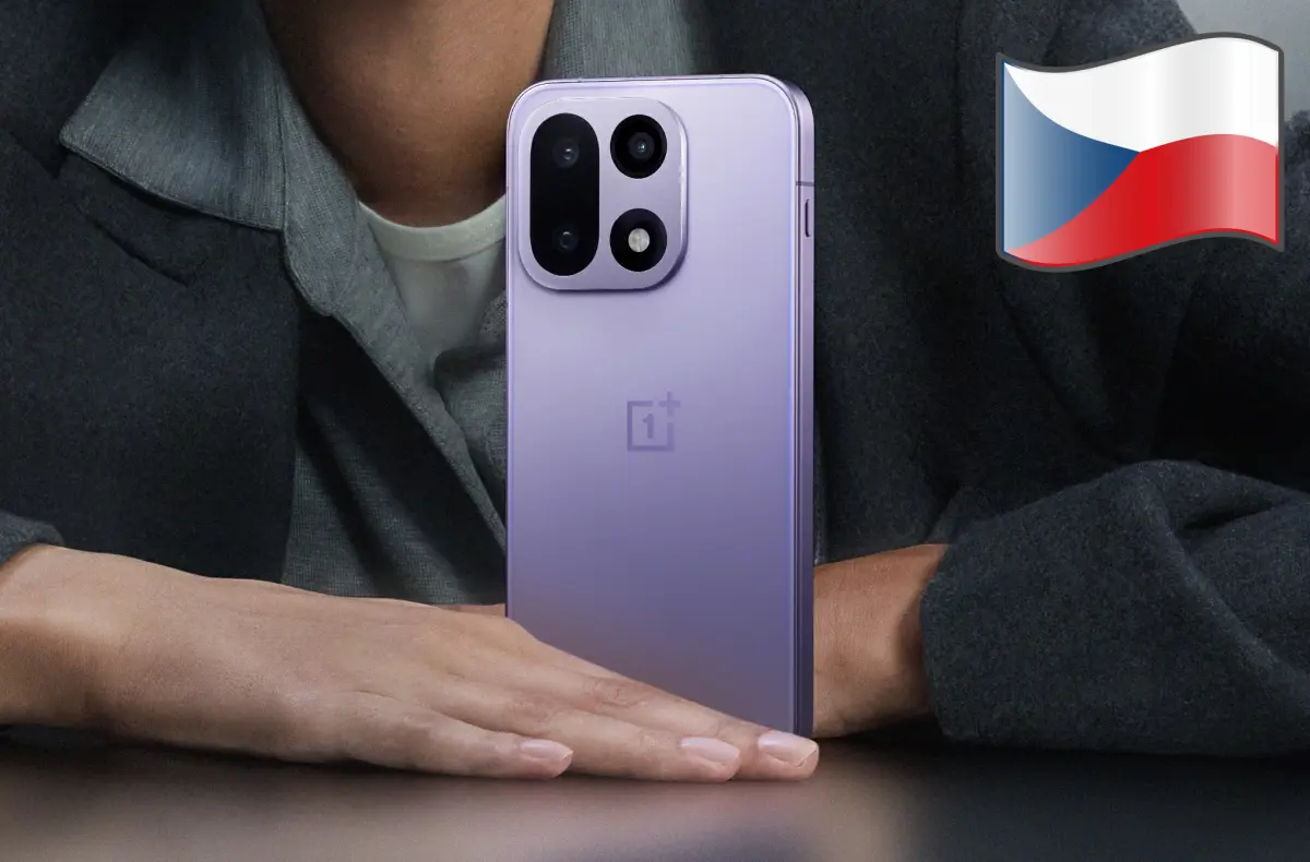 oneplus 15 fialova postavena na stole mezi rukama zeny
