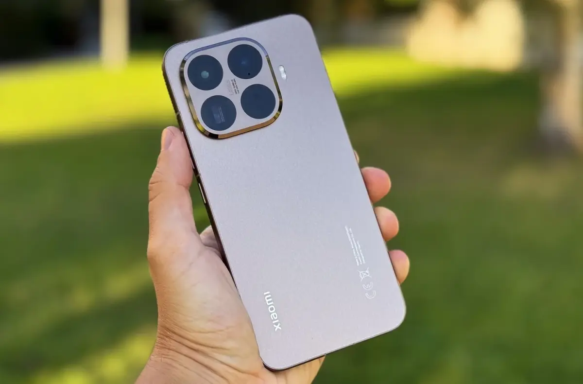 xiaomi 15t pro zadni strana mocha gold v ruce