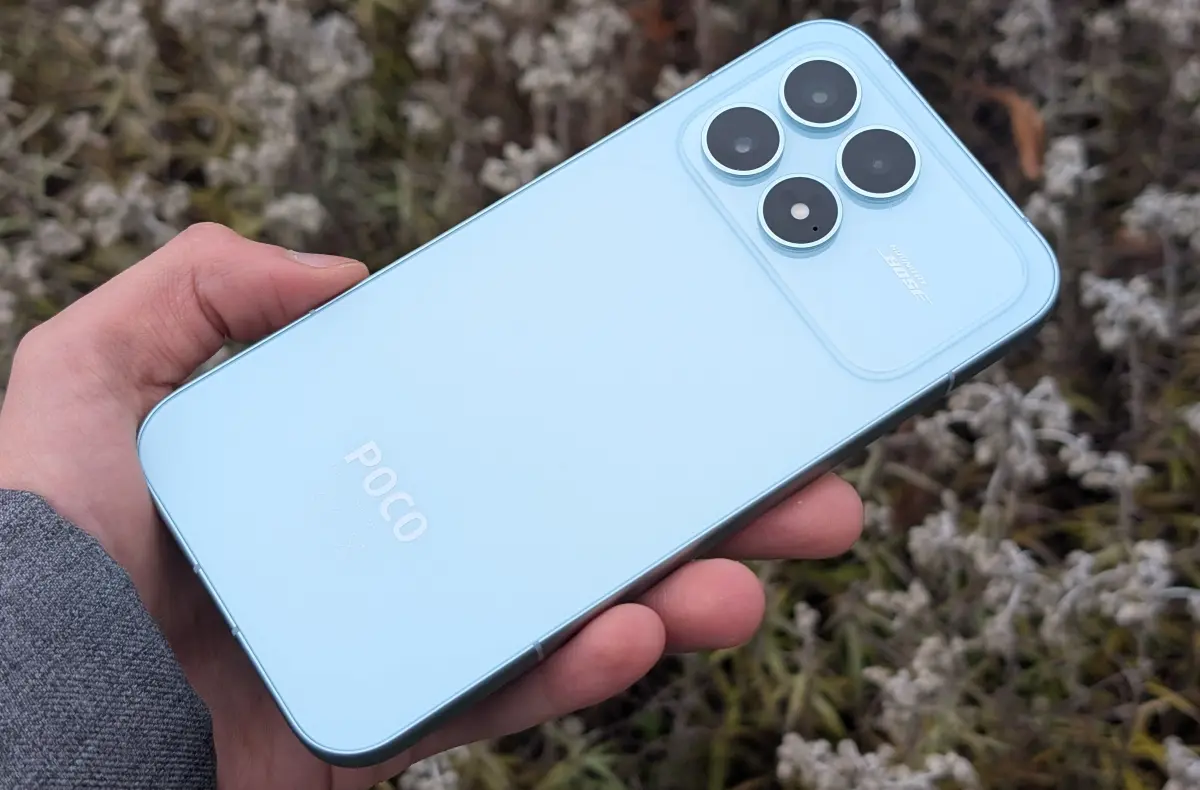poco f8 pro modra zadni strana nad rostlinami