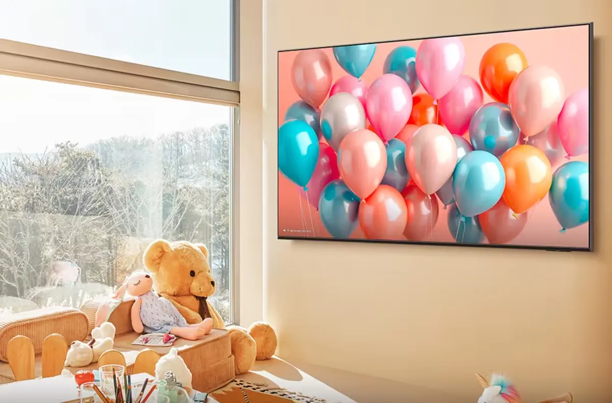 Samsung QE65Q7F s balonky na stene