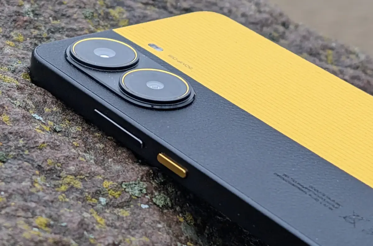 poco x7 pro zadni strana tlacitka fotoaparaty