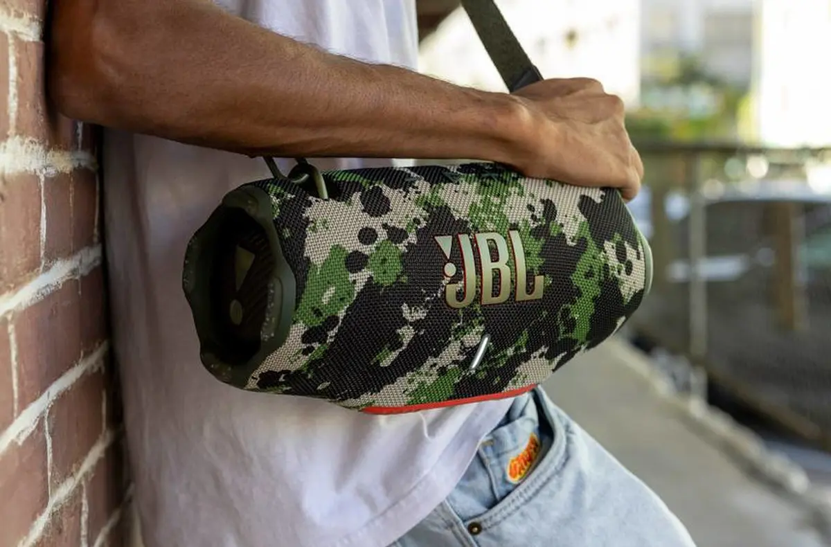 JBL Xtreme 4 camo na rameni