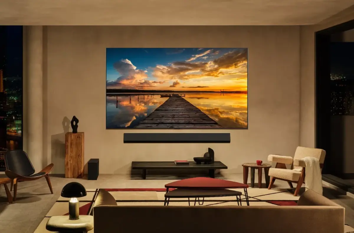 LG OLED77G54 v obyvaku na stene vecer