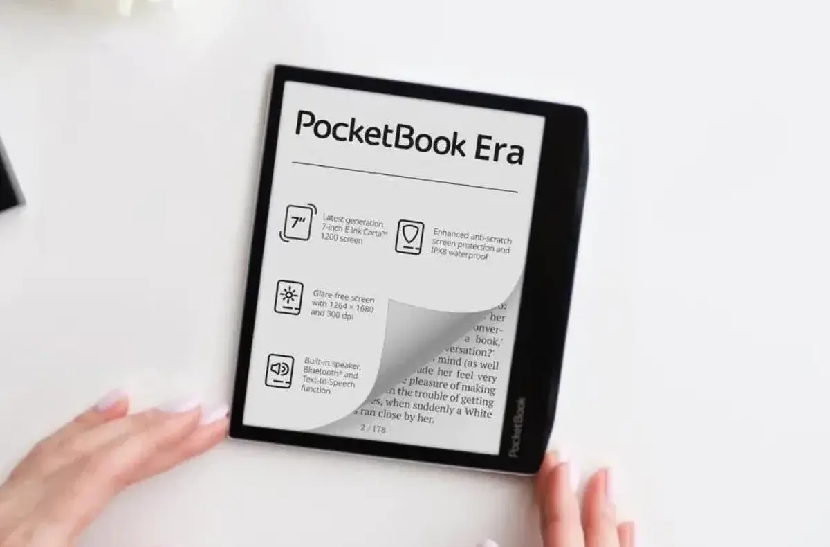 PocketBook 700 Era na stole