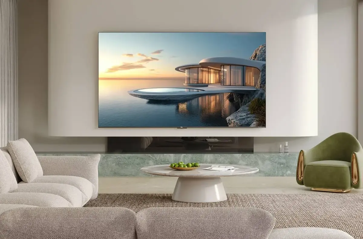 TCL 65Q7C v obyvaku na stene oficialni ilustracni