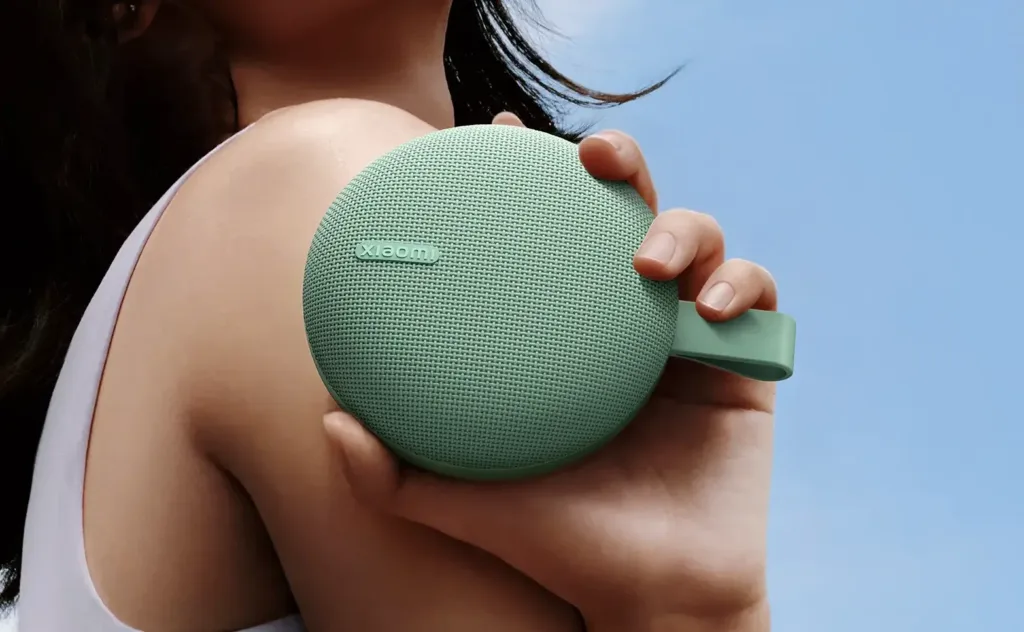 Xiaomi Bluetooth Speaker Essential zeleny design v ruce