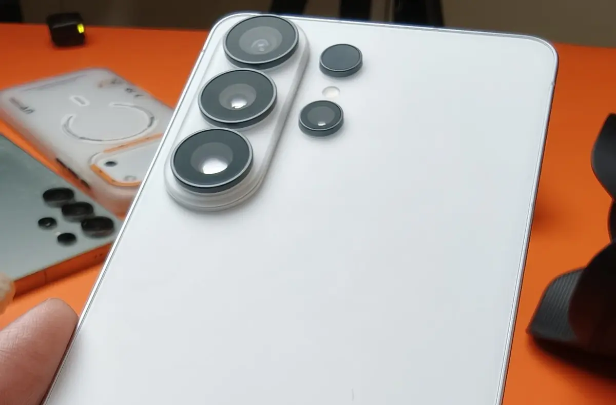 samsung galaxy s26 ultra bila v ruce youtubera