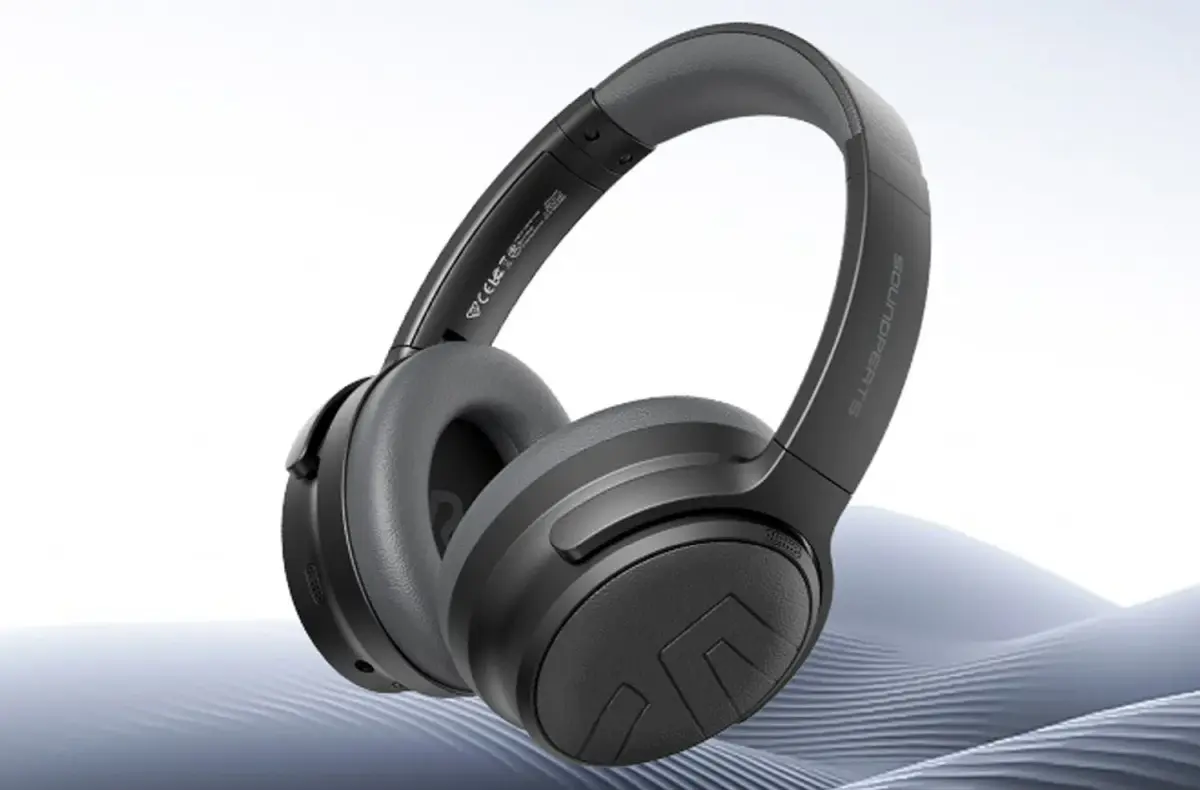 Soundpeats Space Pro na pozadi s vlnami