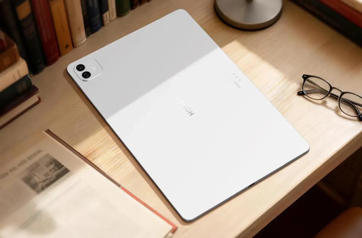 honor magicpad 4 zadni strana na stole
