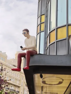 muz sedici na rimse s mobilem fotka