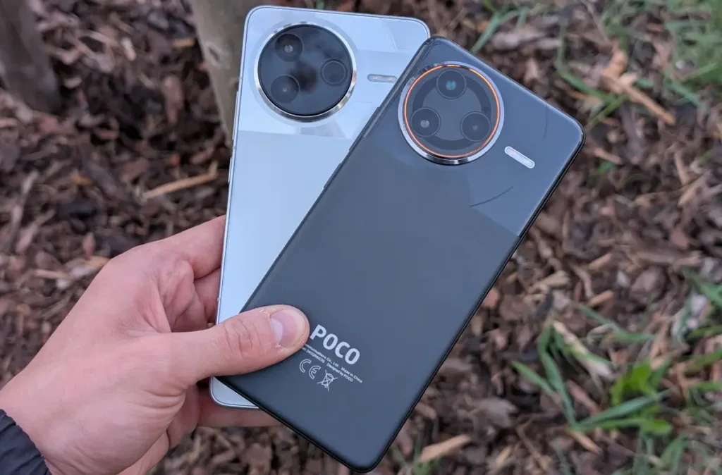 poco f7 pro poco f7 ultra v ruce nad drevem