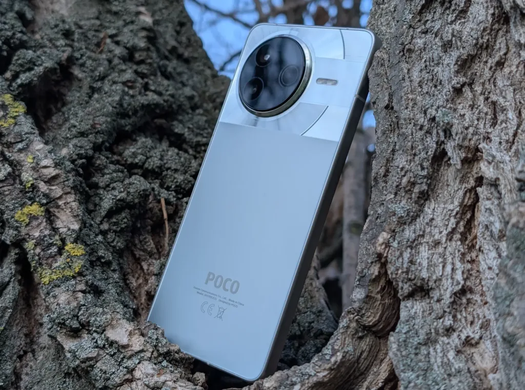 poco f7 pro zadni strana ve stromu