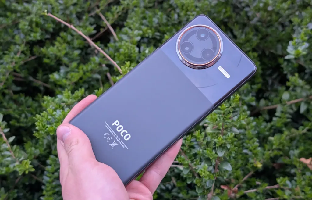 poco f7 ultra v ruce nad kerem zadni strana