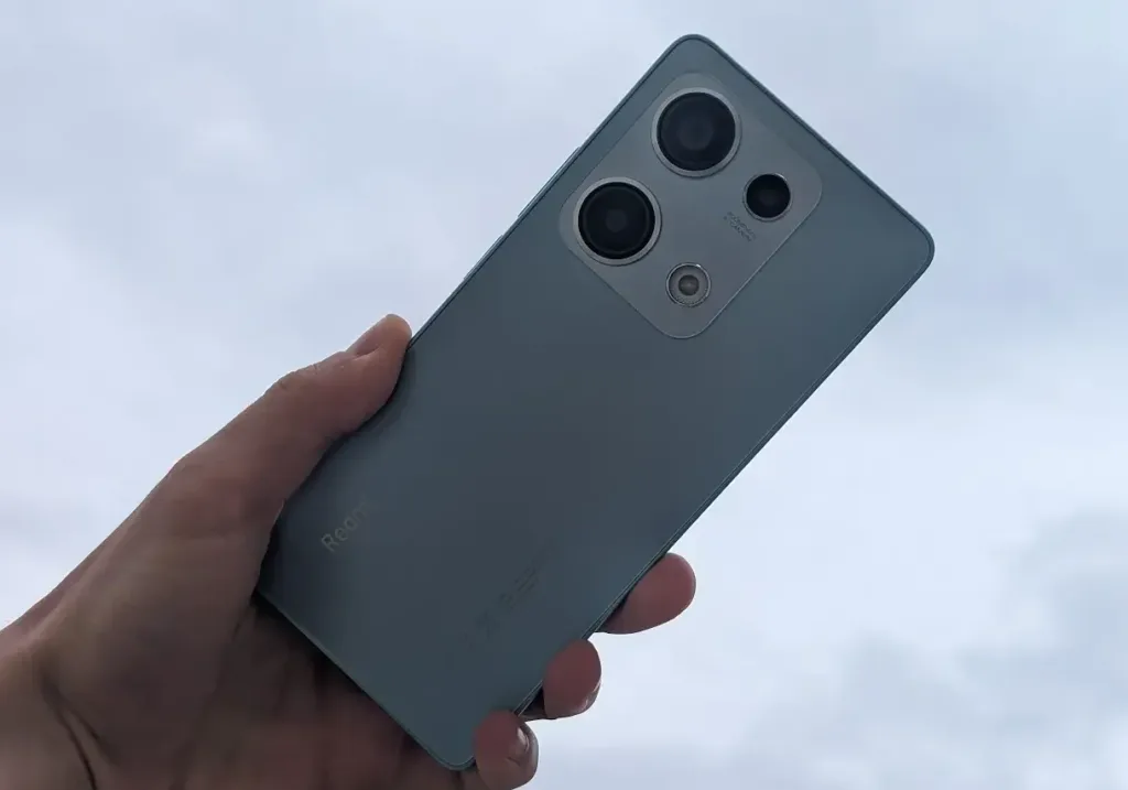 xiaomi redmi note 14s zada s oblohou