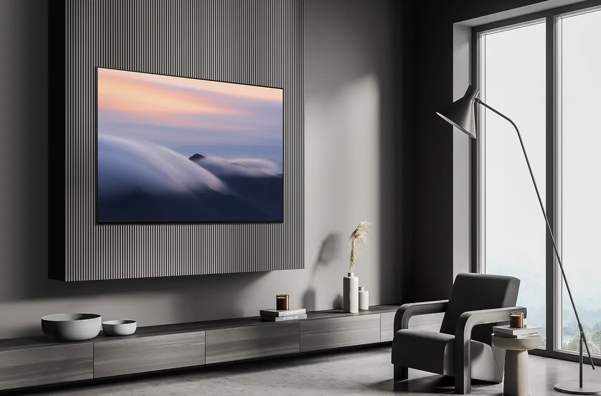 Samsung QE83S90D v modernim obyvaku na stene