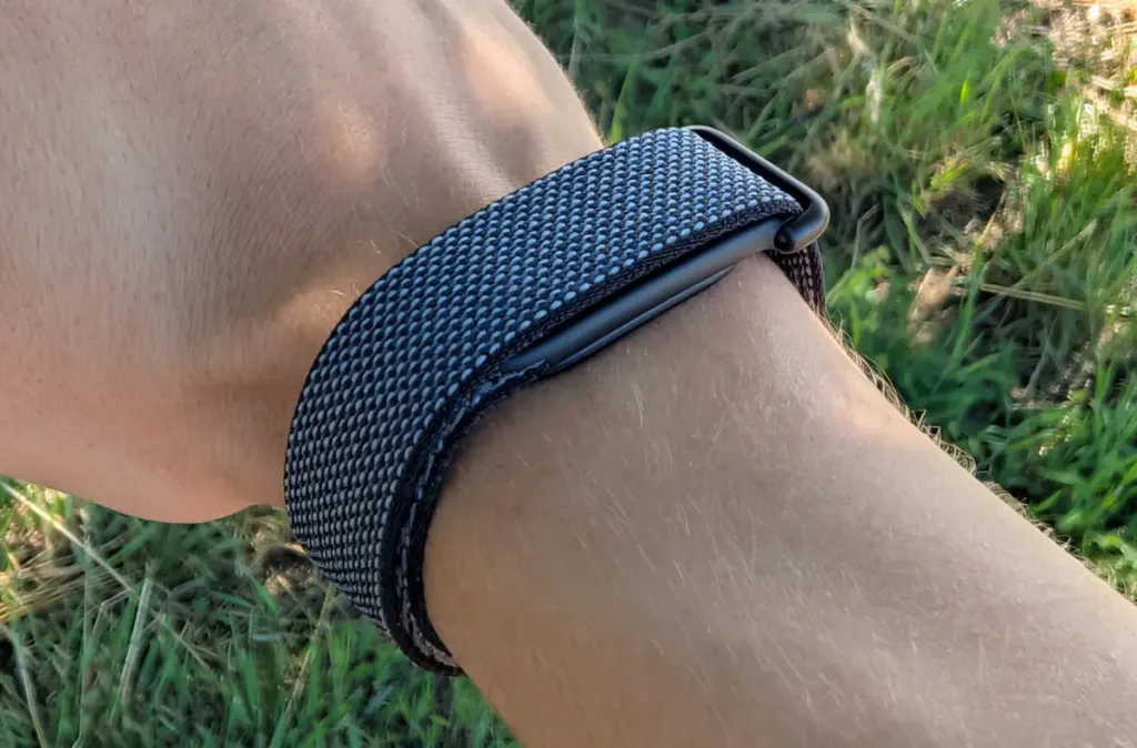 google fitbit air na ruce nad travou