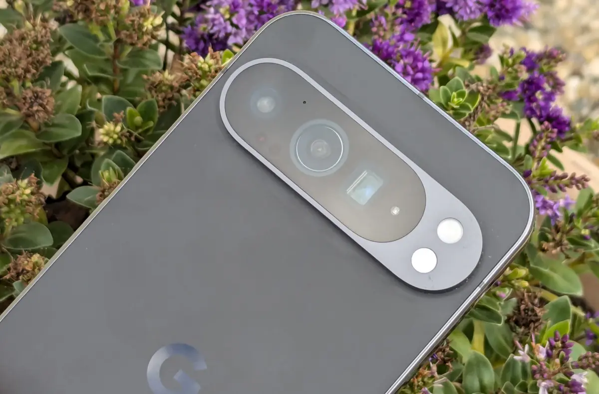 google pixel 9 pro xl cerna zada fialove kvetiny