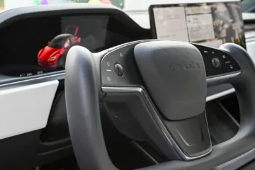 Volant Tesly s vypnutým systémem Tesla FSD