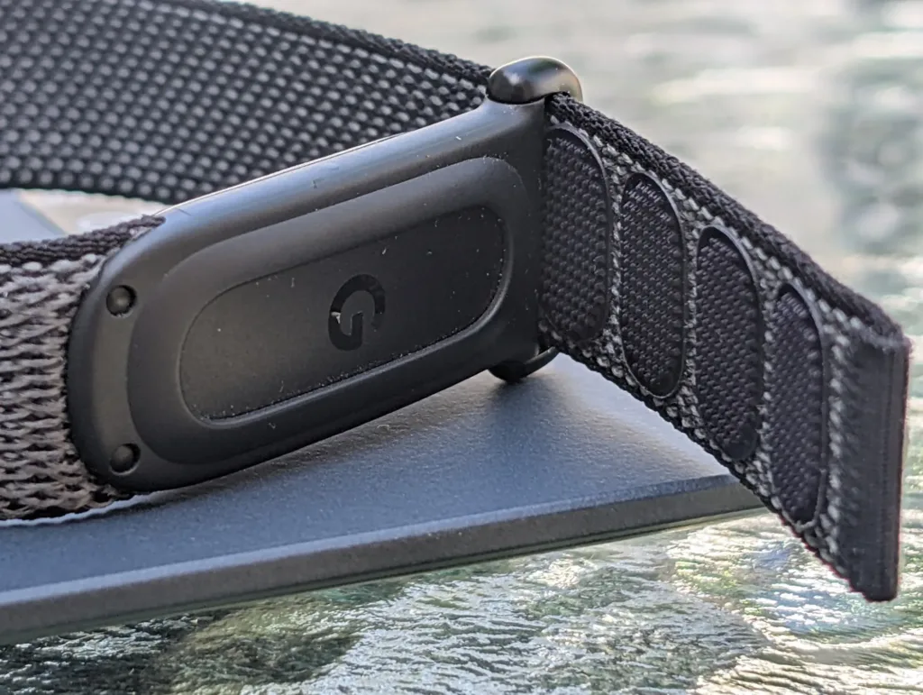 google fitbit air s paskem zblizka rozepnuty