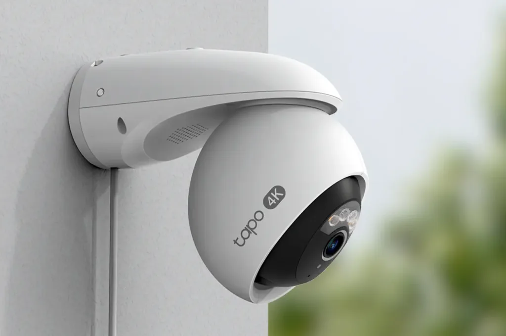tp link tapo c560ws na stene se zelenym pozadim