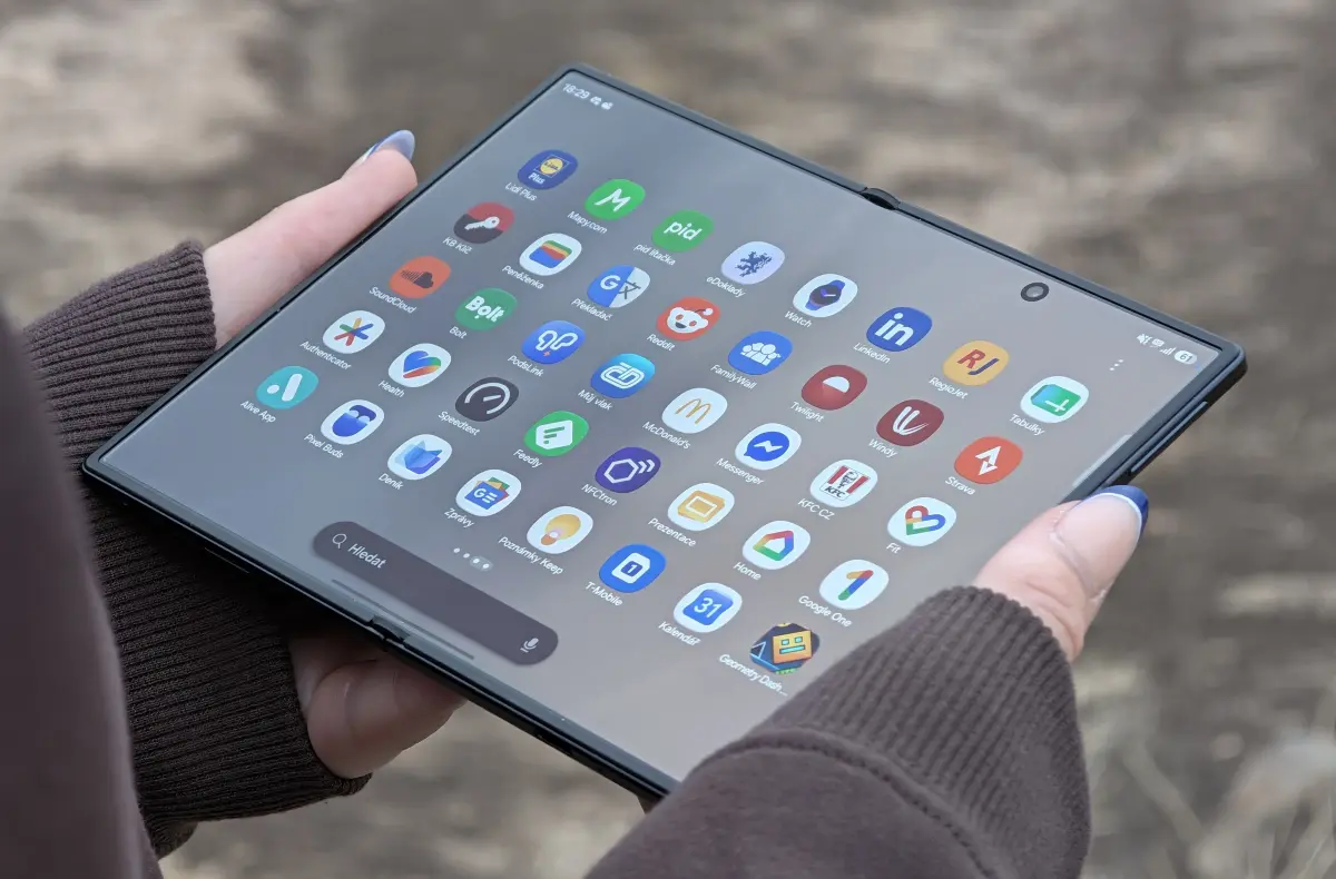 samsung galaxy z fold8 rozlozeny v ruce aplikace