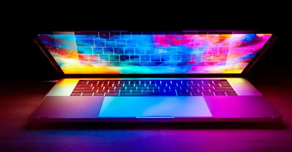 Otevřený MacBook Pro s barevným OLED displejem.