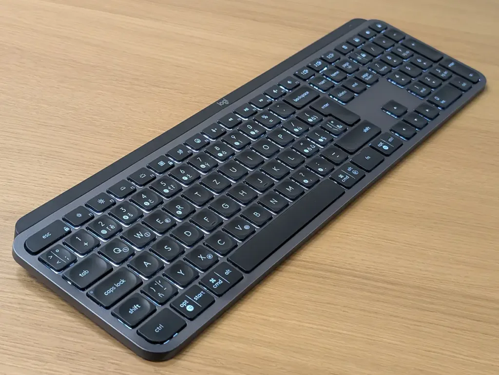 logitech na stole 1